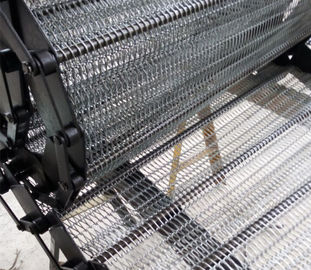 La superficie plana de cadena de la banda transportadora de la red de la fábrica del horno de alta resistencia crea para requisitos particulares
